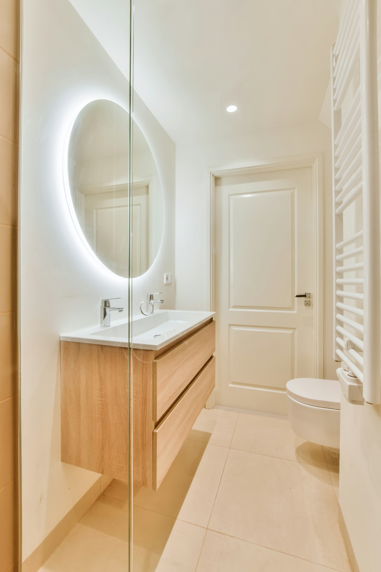 Luxurious bathroom with round large mirror with lighting