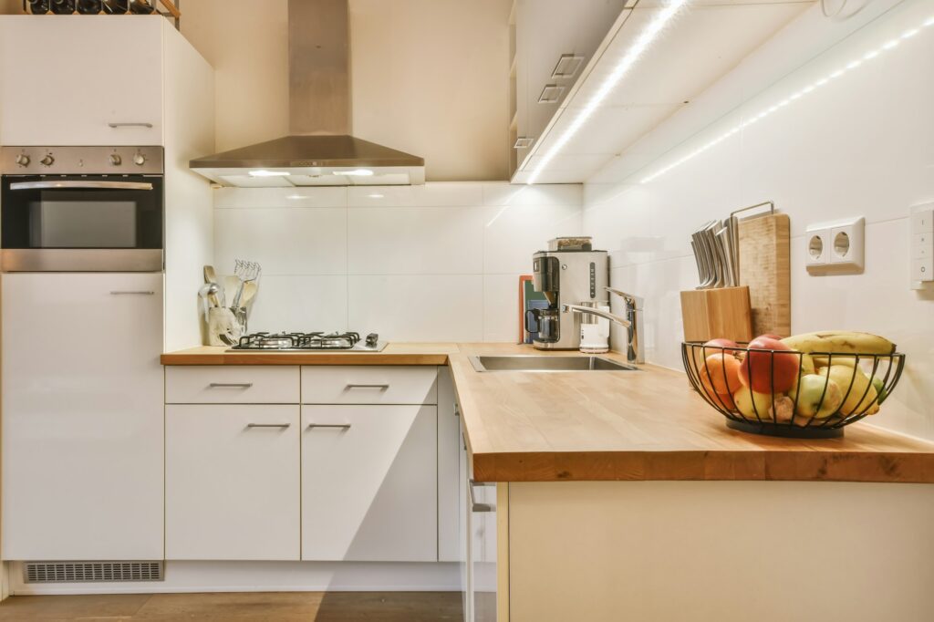 Adorable small kitchen with white kitchen unit